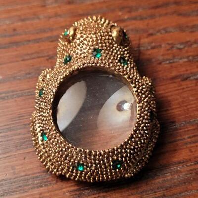 Lot 694: Emerald color Jeweled Nesting Frog
