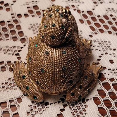 Lot 694: Emerald color Jeweled Nesting Frog