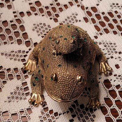 Lot 694: Emerald color Jeweled Nesting Frog
