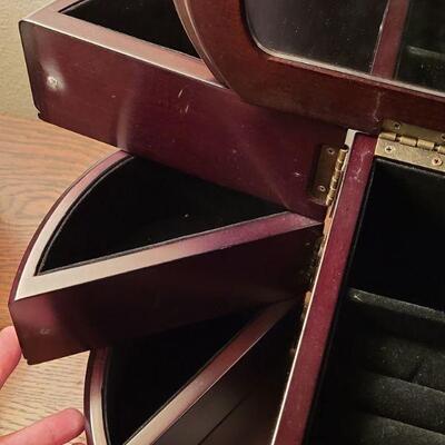 Lot 705: Jewelry Box 10.5"
