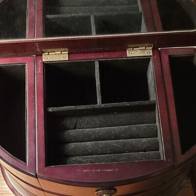 Lot 705: Jewelry Box 10.5"