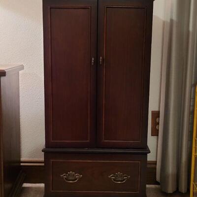 Lot 706: Jewelry Chest