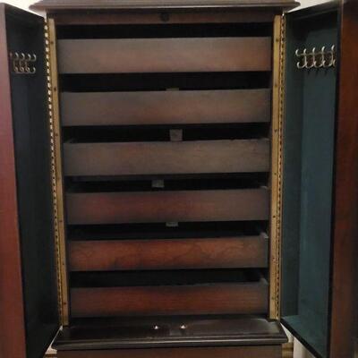 Lot 706: Jewelry Chest