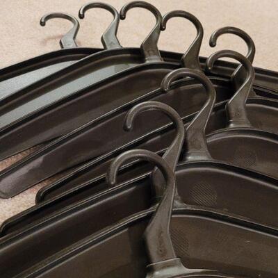 Lot 711: Quartet Plastic Hangers