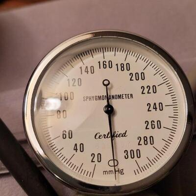Lot 715: Vintage Sphygmonanmeter Blood Pressure Kit