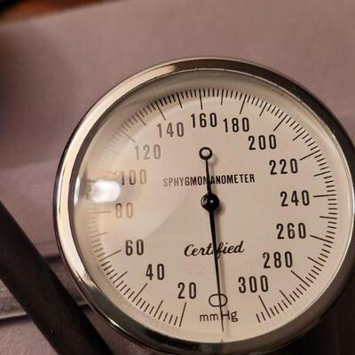 Lot 715: Vintage Sphygmonanmeter Blood Pressure Kit