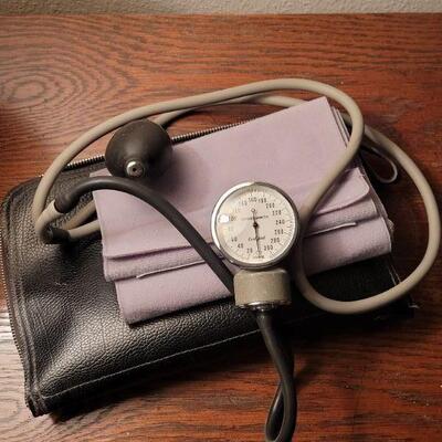 Lot 715: Vintage Sphygmonanmeter Blood Pressure Kit