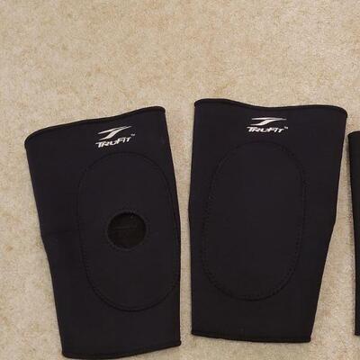 Lot 717: Tru Fit Knee Braces