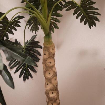 Lot 725: Handmade Silk Palm 