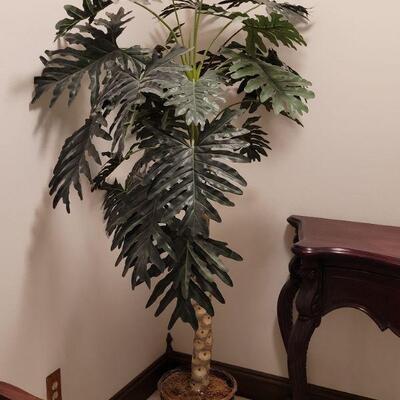 Lot 725: Handmade Silk Palm 