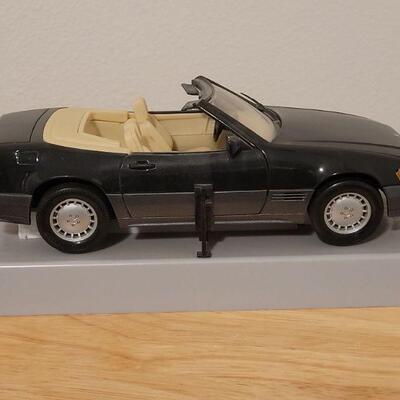 Lot 760: 1989 Mercedes-Benz  500 SL Maisto