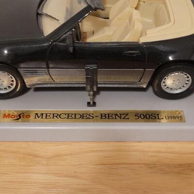 Lot 760: 1989 Mercedes-Benz  500 SL Maisto