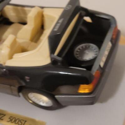 Lot 760: 1989 Mercedes-Benz  500 SL Maisto