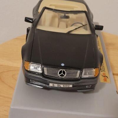 Lot 760: 1989 Mercedes-Benz  500 SL Maisto