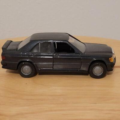 Lot 762: Mercedes-Benz 190 E 2.3 - 16 Model