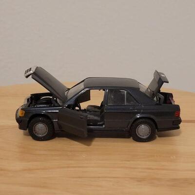 Lot 762: Mercedes-Benz 190 E 2.3 - 16 Model