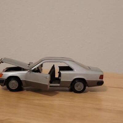 Lot 763: Mercedes-Benz 230CE /300CE Model 