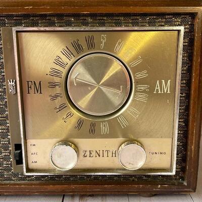 LOT 104  VINTAGE ELECTRIC ZENITH TABLE TOP RADIO AM FM AFC 