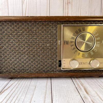 LOT 104  VINTAGE ELECTRIC ZENITH TABLE TOP RADIO AM FM AFC 