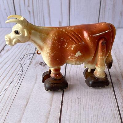 LOT 108  VINTAGE PLASTIC TOYS BARNYARD ANIMALS COW GEESE HEN 
