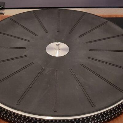 Lot 770: Vintage ACCUTRAC 4000/EWI Record Player TESTED A+