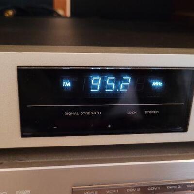 Lot 775: Vintage HARMON KARDON TU915 Digital Synthesized Quartz Locked Tuner TESTED A+