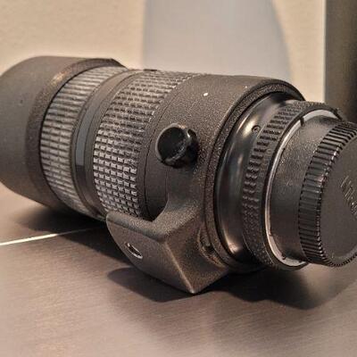 Lot 782: Vintage NIKON ED NIKKOR 80-200mm 1:2.8 lens w/ CL-43A Hard Case