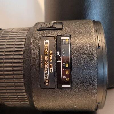 Lot 782: Vintage NIKON ED NIKKOR 80-200mm 1:2.8 lens w/ CL-43A Hard Case
