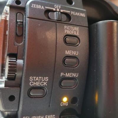 Lot 789: SONY HDV Handycam HDR-FX1 w/ SONY Memory Recording Unit TESTED A+