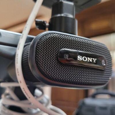 Lot 789: SONY HDV Handycam HDR-FX1 w/ SONY Memory Recording Unit TESTED A+