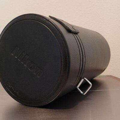Lot 790: NIKKON ED AF NIKKOR 80-200mm 1:2.8 w/ CL-43A Hard Case & TIFFEN Circular Polarizer