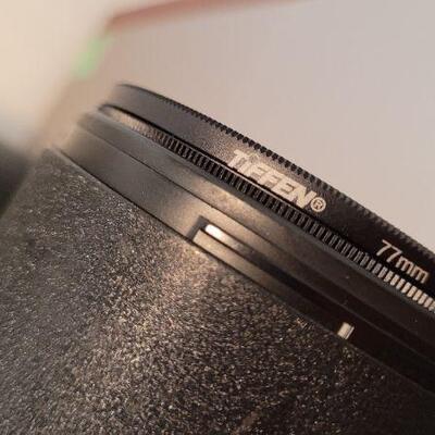 Lot 790: NIKKON ED AF NIKKOR 80-200mm 1:2.8 w/ CL-43A Hard Case & TIFFEN Circular Polarizer