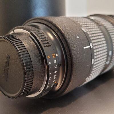 Lot 790: NIKKON ED AF NIKKOR 80-200mm 1:2.8 w/ CL-43A Hard Case & TIFFEN Circular Polarizer