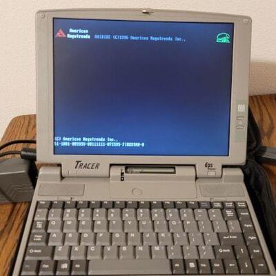 Lot 794: Vintage TRACER 800 Series Personal Computer 