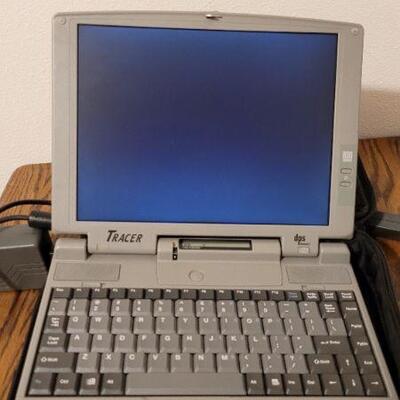 Lot 794: Vintage TRACER 800 Series Personal Computer 