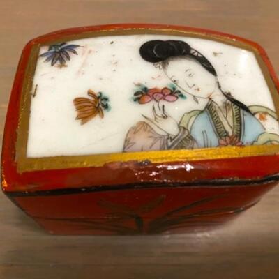Charming Antique Chinese Porcelain Ladies Lacquer Trinket Box 