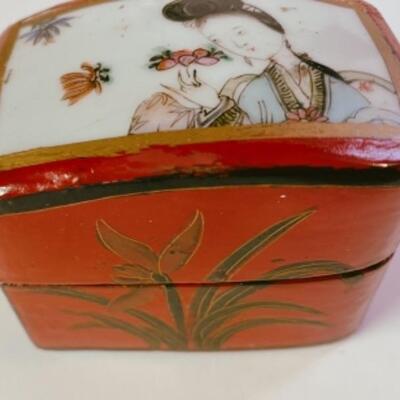 Charming Antique Chinese Porcelain Ladies Lacquer Trinket Box 