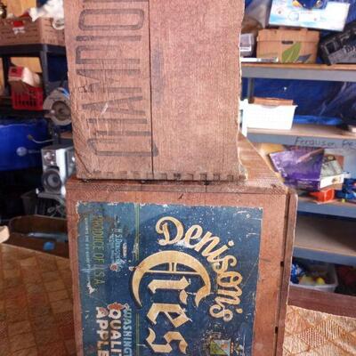 1115 - 2 vintage wooden crates