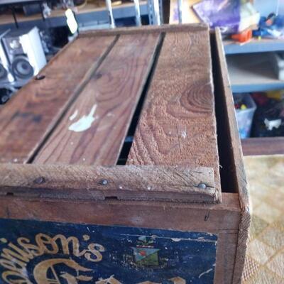 1115 - 2 vintage wooden crates