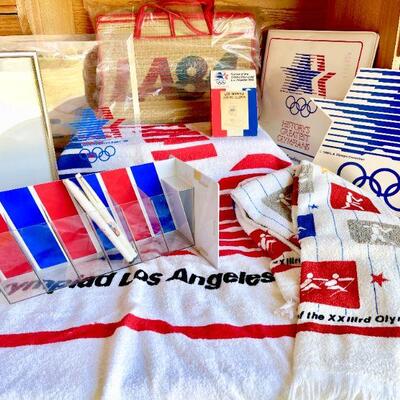 OLY 135 GROUP 2 SOUVENIRS 1984 SUMMER OLYMPICS LOS ANGELES TOWELS PEN DISPLAY BEACH MAT 