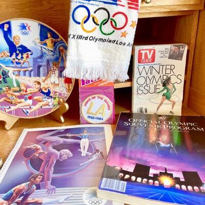 OLY 141 GROUP OF RARE ITEMS SOUVENIRS 1984 OLYMPICS LOS ANGELES TORCH BEARER TV GUIDES NOTEBOOKS 