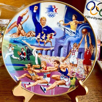 OLY 141 GROUP OF RARE ITEMS SOUVENIRS 1984 OLYMPICS LOS ANGELES TORCH BEARER TV GUIDES NOTEBOOKS 