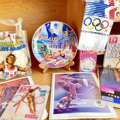 OLY 141 GROUP OF RARE ITEMS SOUVENIRS 1984 OLYMPICS LOS ANGELES TORCH BEARER TV GUIDES NOTEBOOKS 