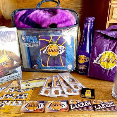 LOT 152  VINTAGE LAKER BASKETBALL COLLECTABLES PLUSH THROW LUNCH BAG MAGIC JOHNSON BOOK