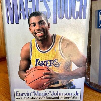 LOT 152  VINTAGE LAKER BASKETBALL COLLECTABLES PLUSH THROW LUNCH BAG MAGIC JOHNSON BOOK