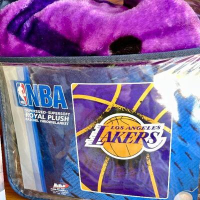 LOT 152  VINTAGE LAKER BASKETBALL COLLECTABLES PLUSH THROW LUNCH BAG MAGIC JOHNSON BOOK