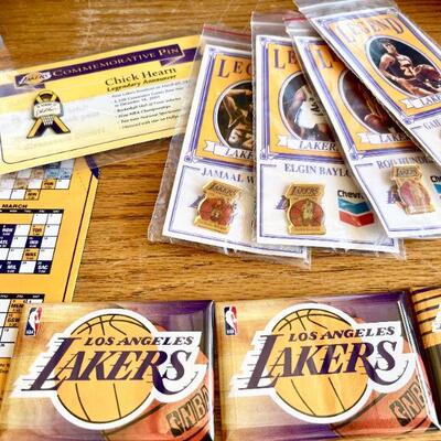 LOT 152  VINTAGE LAKER BASKETBALL COLLECTABLES PLUSH THROW LUNCH BAG MAGIC JOHNSON BOOK