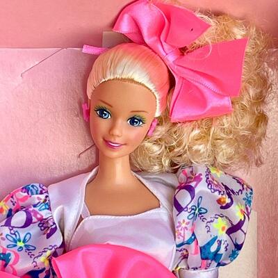 LOT 158  COLLECTABLE BARBIE MIB 1976 HOT PINK BOW CAPITOL B'S BARBIE PAPER DOLLS BARBIE ORNAMENT 
