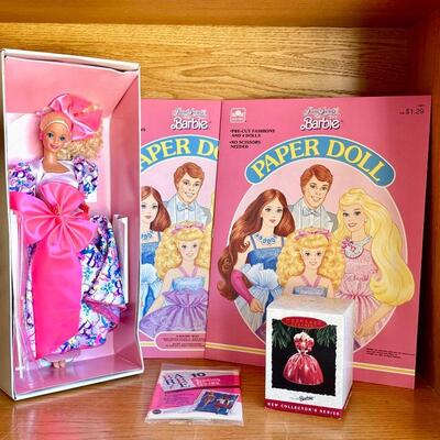 LOT 158  COLLECTABLE BARBIE MIB 1976 HOT PINK BOW CAPITOL B'S BARBIE PAPER DOLLS BARBIE ORNAMENT 