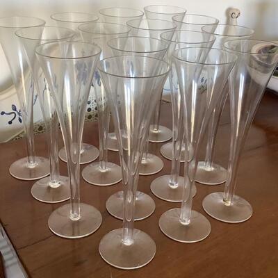 402 Set of Fifteen Glass Champagne Flutes